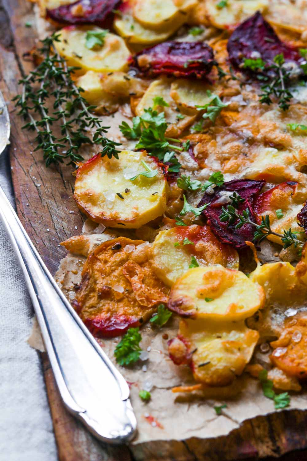 Bunter Kartoffelgratin mit Gemüse und frischen Kräutern
