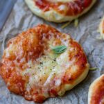 Mini Pizza selber machen mit mozzarella und basilikum