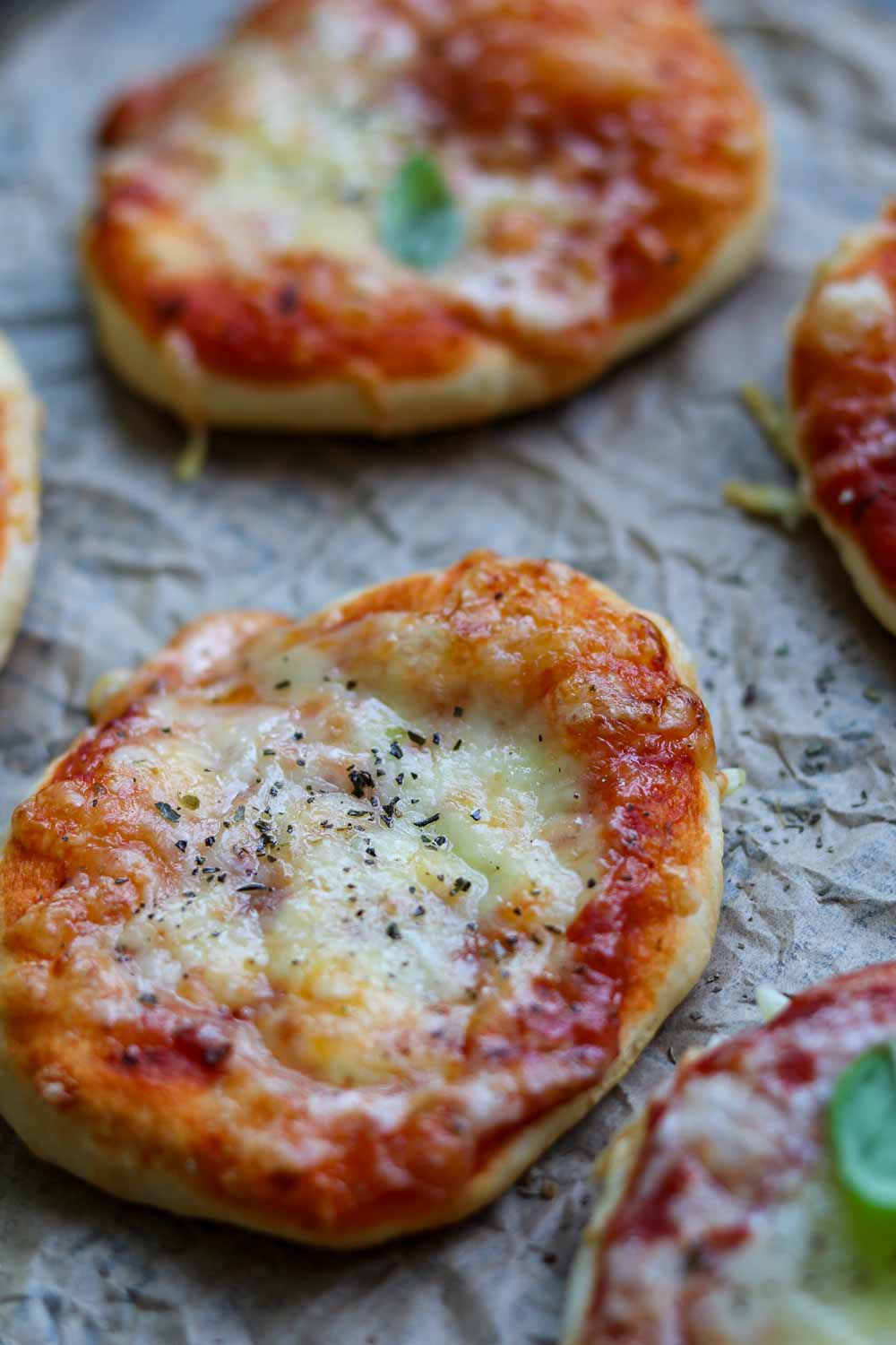 mini pizza selber machen mit mozzarella
