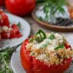Gefüllte Tomate vegetarisch mit Couscous und frischen kräutern