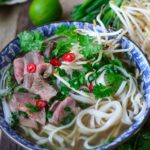 Pho Bo Suppe mit Koriander, reisnudeln und sprossen