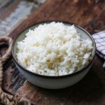 Parboiled Reis kochen im Topf locker und körnig in der schüssel
