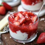 erdbeer mascarpone creme dessert im glas mit frischen erdbeeren und weißer schokolade