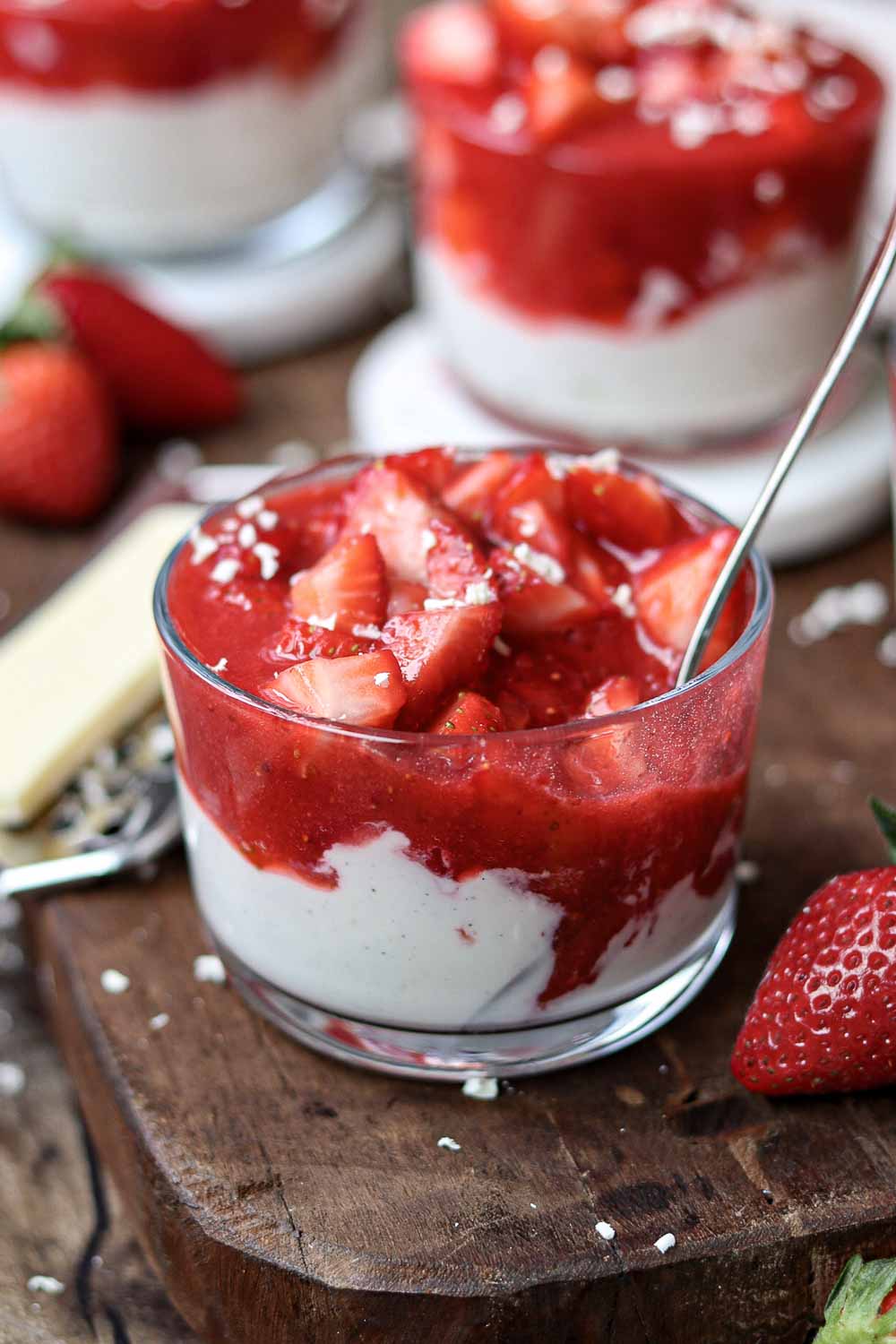 erdbeer mascarpone creme dessert im glas mit frischen erdbeeren und weißer schokolade