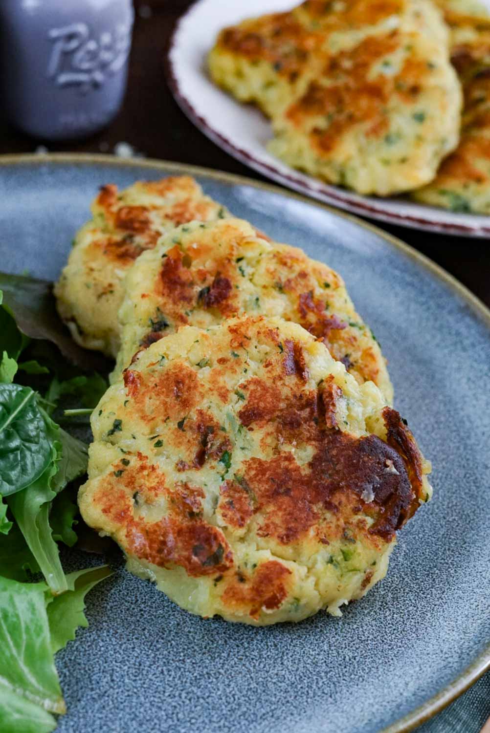 kaspressknödel rezept original angebraten auf einem Teller