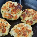 Rezept für Kaspressknödel in einer dunklen pfanne gebraten