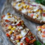 Thunfisch Baguette überbacken mit käse und paprika auf einem backpapier