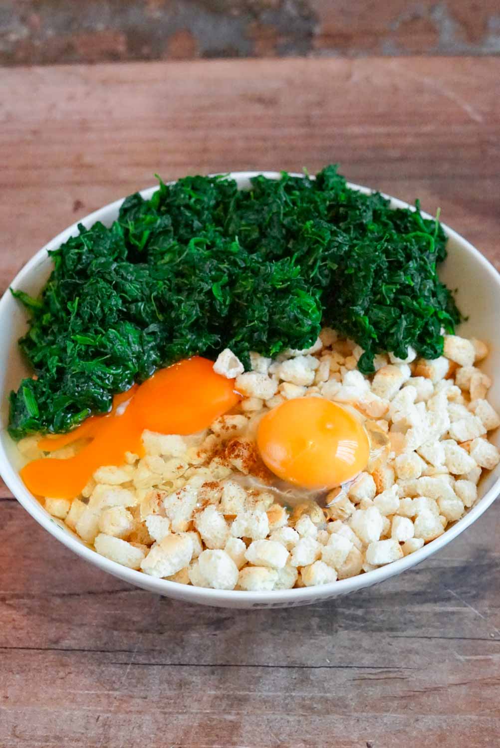 spinatknödel rezept vor dem vermengen aller zutaten