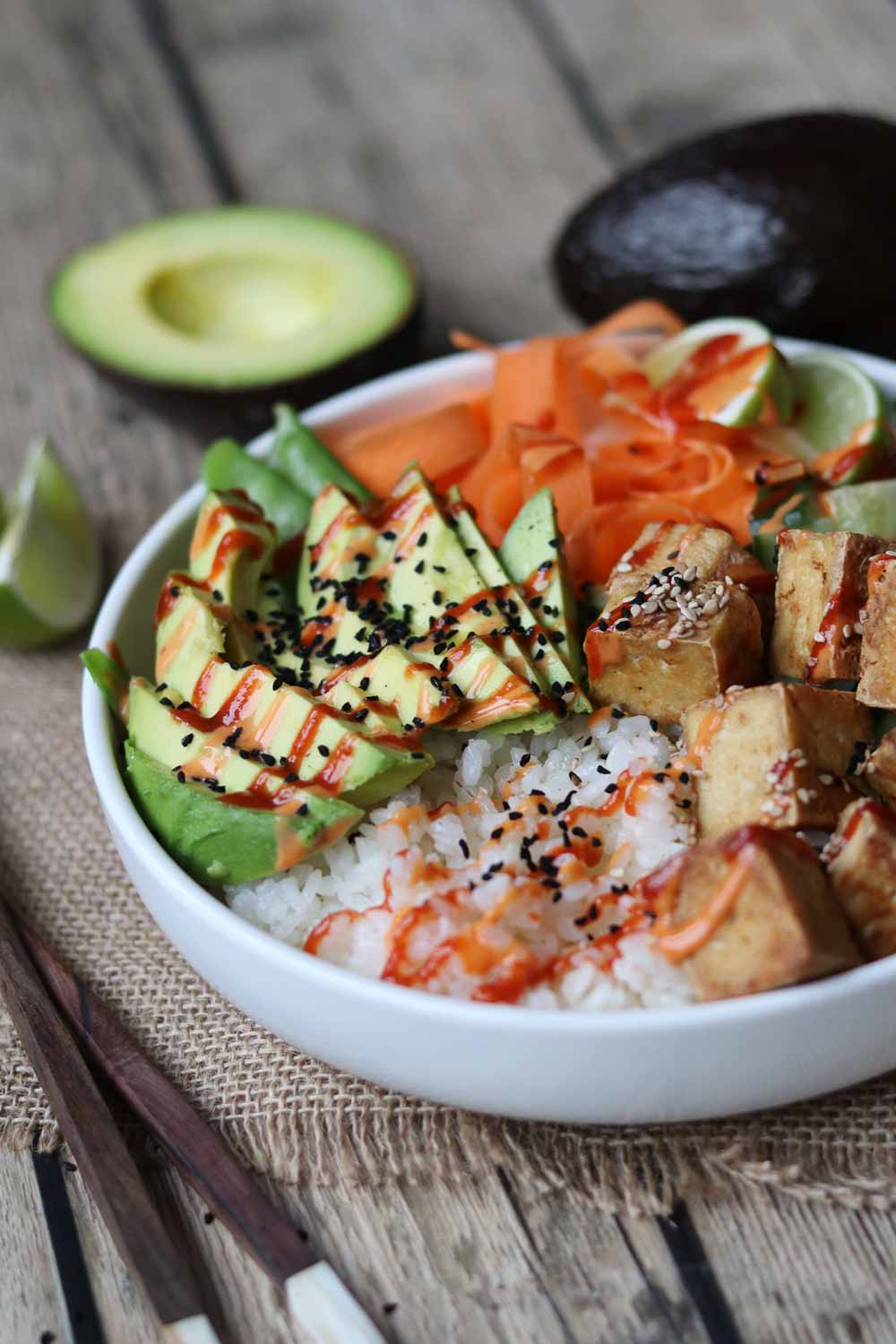 Vegane Reis Bowl mit Knuspertofu