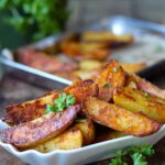 Knusprige Kartoffelwedges im Backofen zubereiten